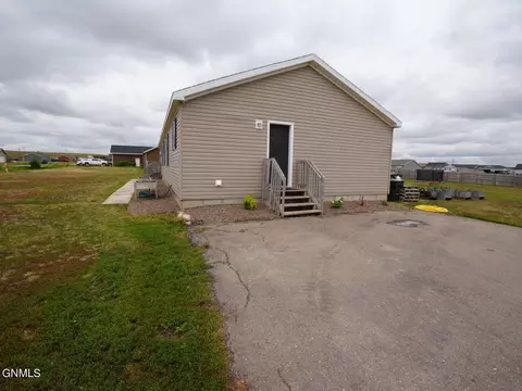 13352 Prairie Meadow St, Williston, ND 58801 photo 9