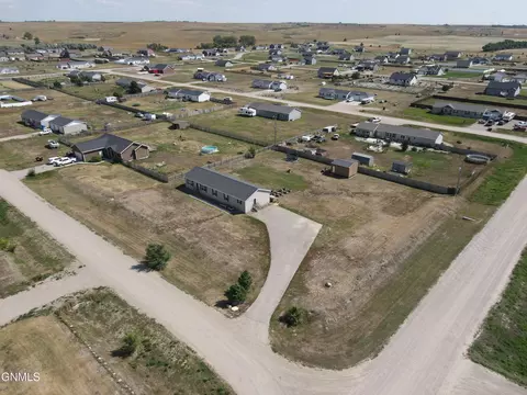 13352 Prairie Meadow St, Williston, ND 58801 photo 40