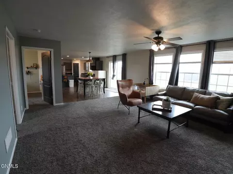 13352 Prairie Meadow St, Williston, ND 58801 photo 21