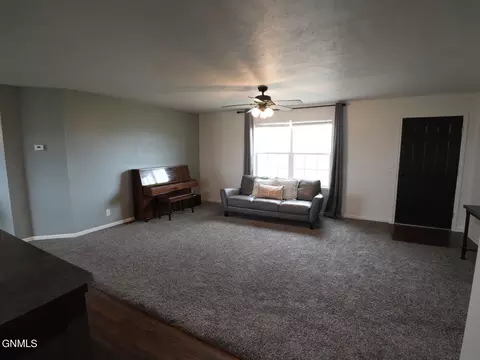 13352 Prairie Meadow St, Williston, ND 58801 photo 10