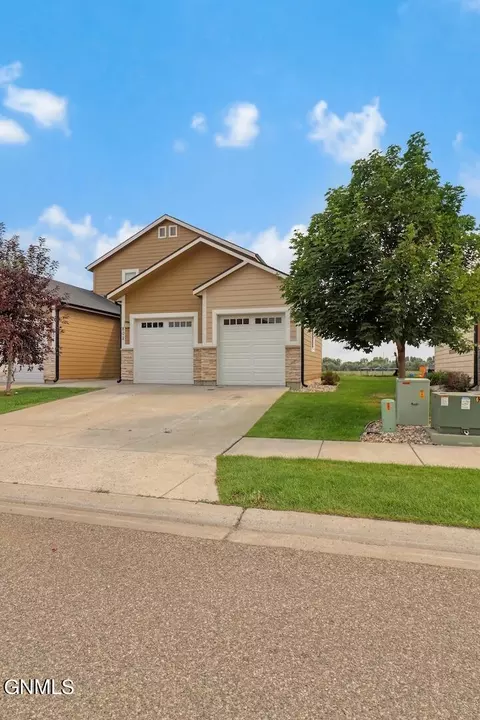 802 40th St E, Williston, ND 58801 photo 2