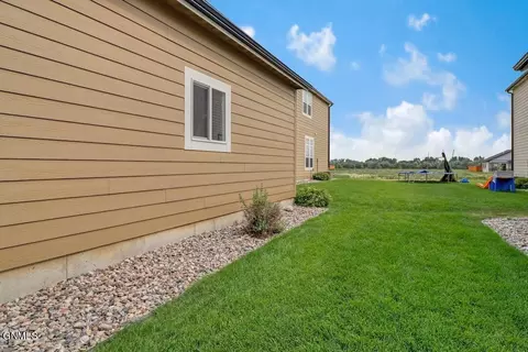 802 40th St E, Williston, ND 58801 photo 3