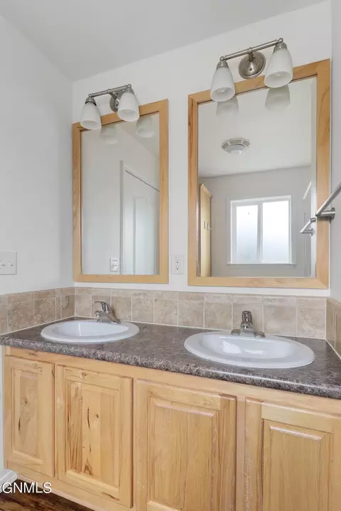 802 40th St E, Williston, ND 58801 photo 29
