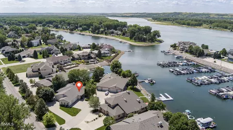 1340 Riverwood Dr, Bismarck, ND 58504