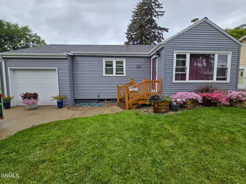 913 17th St NW, Minot, ND 58703