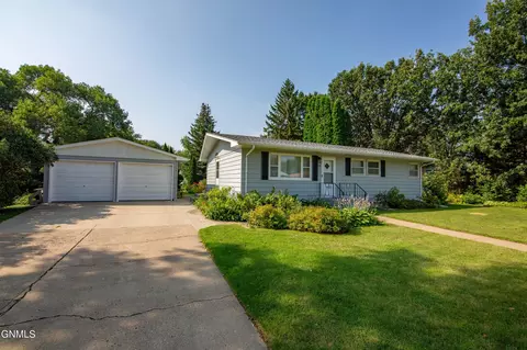 915 W Sweet Ave, Bismarck, ND 58504
