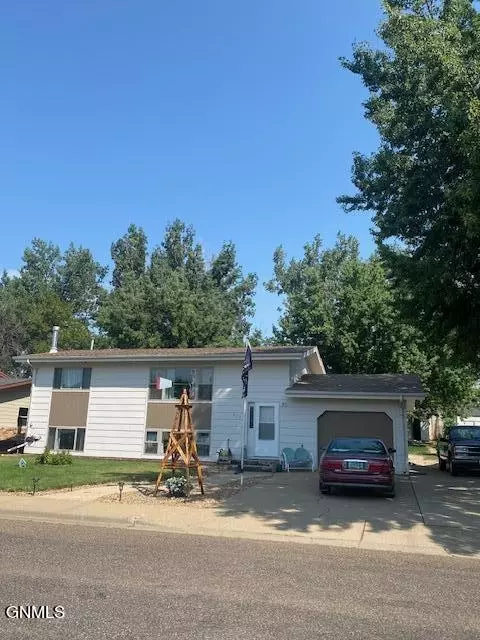 877 Custer St, Dickinson, ND 58601