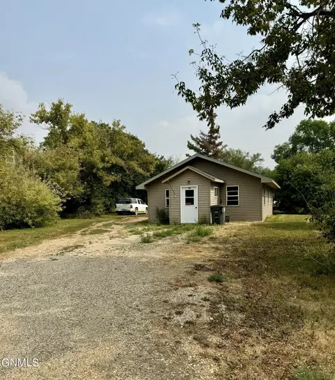 408 N Main St, Crosby, ND 58730