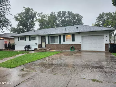 1424 17th St, Bismarck, ND 58501