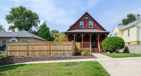 209 8th Ave NW, Mandan, ND 58554