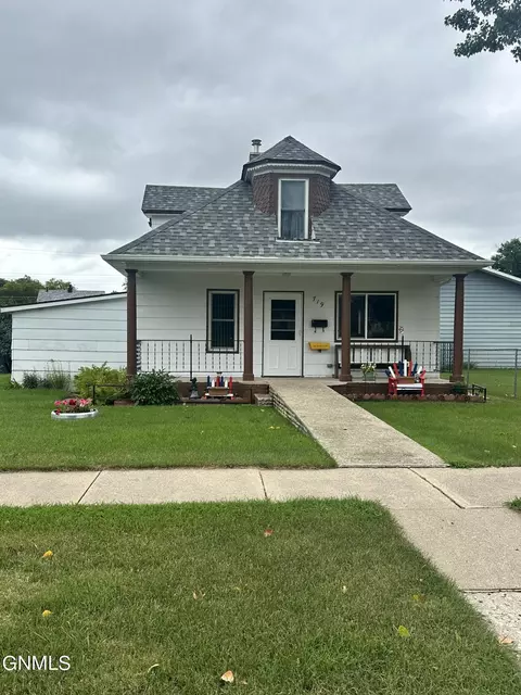 719 8th Ave SE, Jamestown, ND 58401