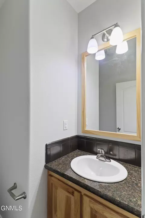 Bath - 808 40th St E, Williston, ND 58801 photo 1 of 7