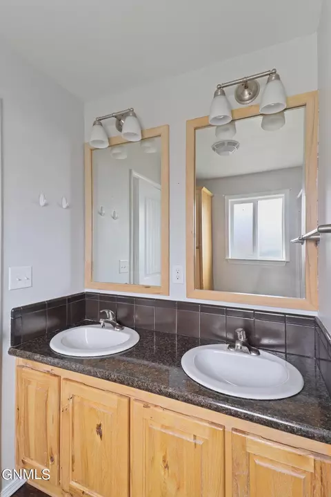 Bath - 808 40th St E, Williston, ND 58801 photo 3 of 7