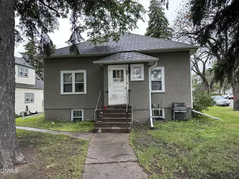 802 4th Ave SE, Jamestown, ND 58401