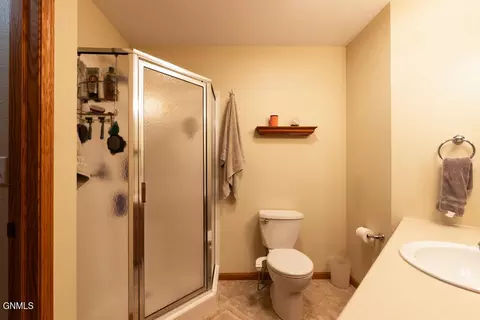 Bath - 3000 Plainview Dr SE, Mandan, ND 58554 photo 2 of 5