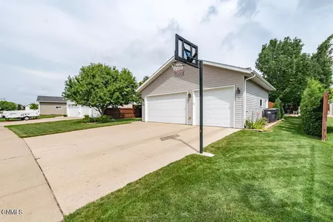 Exterior - 3000 Plainview Dr SE, Mandan, ND 58554 photo 4 of 12