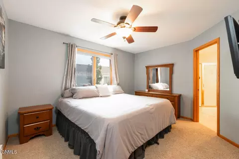 Bedroom - 3000 Plainview Dr SE, Mandan, ND 58554 photo 2 of 5