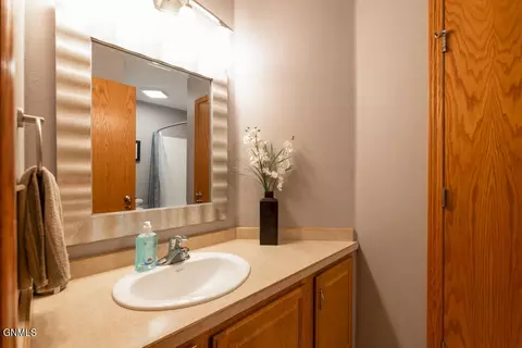 Bath - 3000 Plainview Dr SE, Mandan, ND 58554 photo 3 of 5