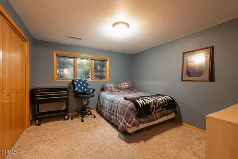 Bedroom - 3000 Plainview Dr SE, Mandan, ND 58554 photo 4 of 5
