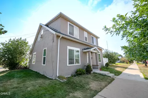 Exterior - 422 4th Ave E, Williston, ND 58801 photo 3 of 3