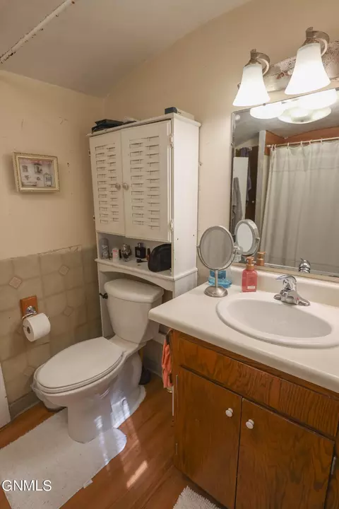 Bath - 422 4th Ave E, Williston, ND 58801 photo 1 of 2