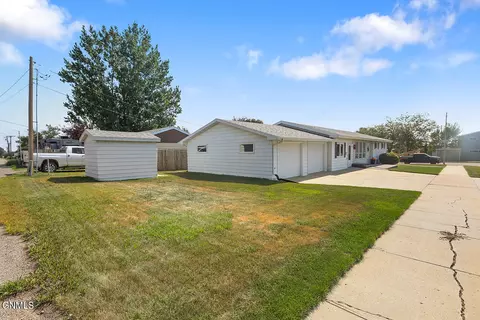 402 12th Ave W, Williston, ND 58801 photo 4