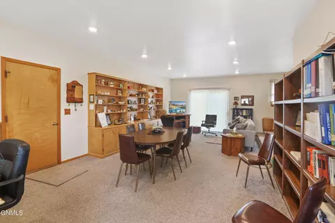 402 12th Ave W, Williston, ND 58801 photo 7