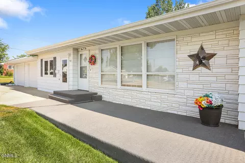 402 12th Ave W, Williston, ND 58801 photo 3