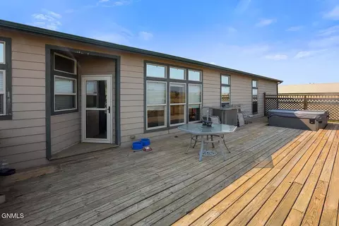 5342 Martinez Loop NW, Williston, ND 58801 photo 9