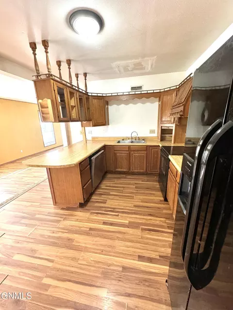 513 4th Ave E, Williston, ND 58801 photo 5