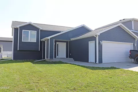 3806 Amity Cir, Mandan, ND 58554