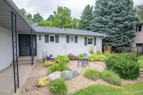220 Redstone Dr, Bismarck, ND 58503