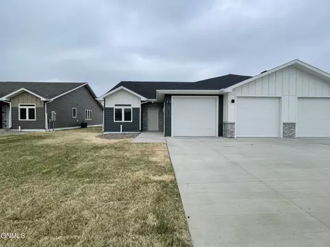 131 Kays Ct SE, Watford City, ND 58854