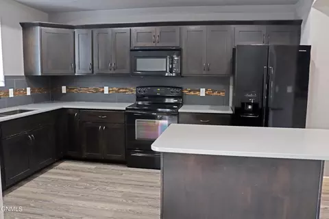 Kitchen - 3216 Kenner Lp, Bismarck, ND 58504 photo 4 of 6