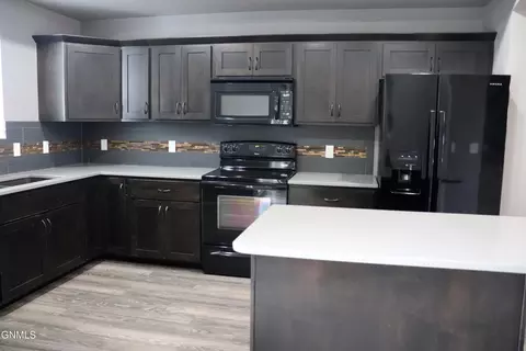 Kitchen - 3216 Kenner Lp, Bismarck, ND 58504 photo 5 of 6