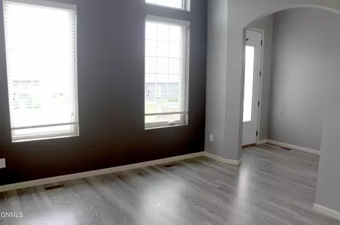 Living - 3216 Kenner Lp, Bismarck, ND 58504 photo 2 of 5