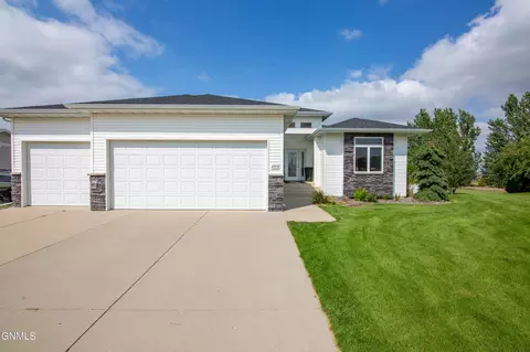 4919 Driftwood Ln, Bismarck, ND 58503
