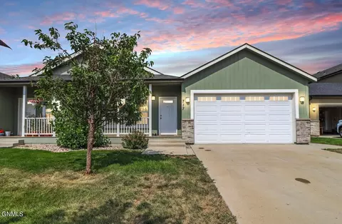 717 40th St E, Williston, ND 58801