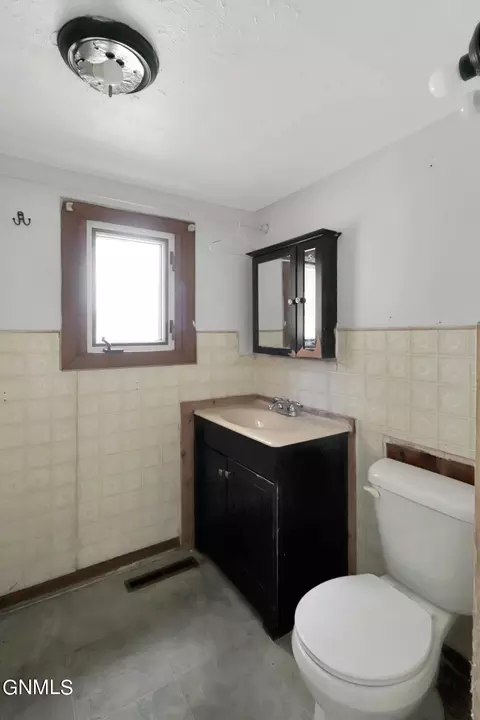 Bath - 929 Main St, Williston, ND 58801 photo 1 of 2