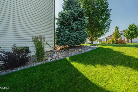 Exterior - 1283 Eagle Crest Loop, Bismarck, ND 58503 photo 36 of 44