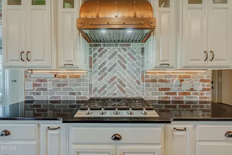 Kitchen - 1283 Eagle Crest Loop, Bismarck, ND 58503 photo 6 of 11