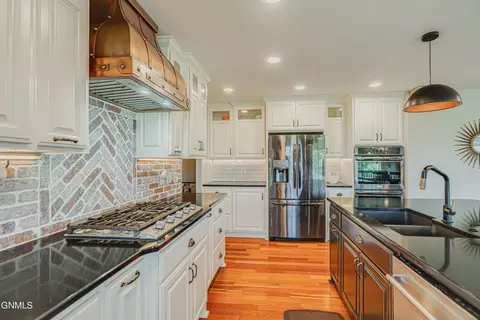 Kitchen - 1283 Eagle Crest Loop, Bismarck, ND 58503 photo 5 of 11