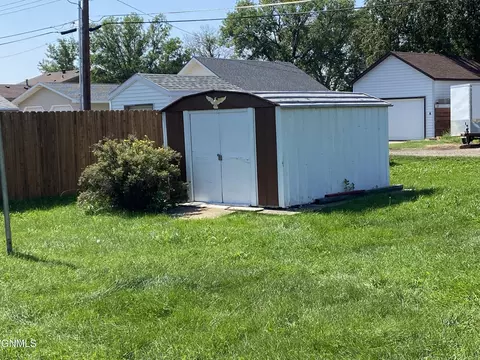 Exterior - 404 14th St S, Bismarck, ND 58504 photo 3 of 3