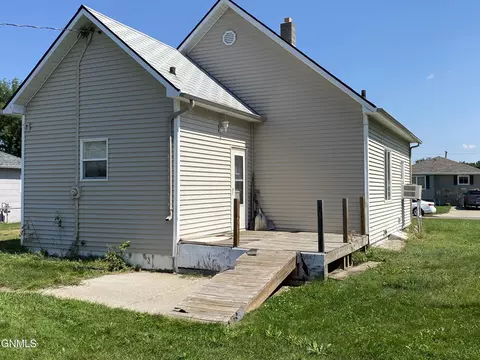 Exterior - 404 14th St S, Bismarck, ND 58504 photo 2 of 3