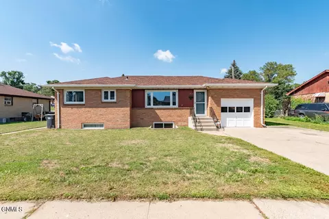 703 8th Ave NW, Mandan, ND 58554