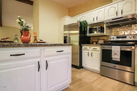 Kitchen - 306 N Brandon Loop, Bismarck, ND 58503 photo 5 of 12