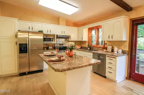 Kitchen - 306 N Brandon Loop, Bismarck, ND 58503 photo 9 of 12