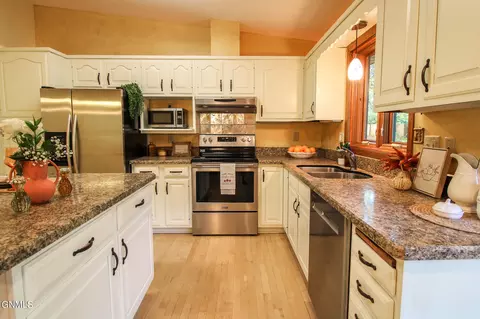 Kitchen - 306 N Brandon Loop, Bismarck, ND 58503 photo 11 of 12