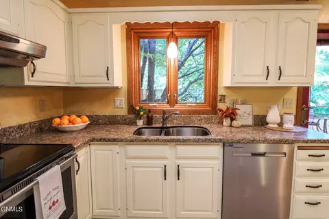 Kitchen - 306 N Brandon Loop, Bismarck, ND 58503 photo 7 of 12
