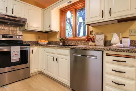 Kitchen - 306 N Brandon Loop, Bismarck, ND 58503 photo 6 of 12